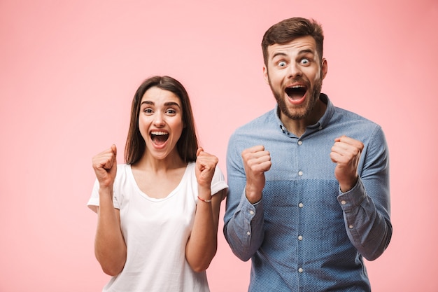 Retrato De Una Pareja Joven Emocionada Gritando Foto Premium 