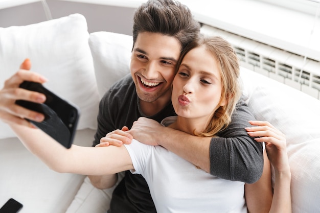 Retrato De Pareja Moderna Hombre Y Mujer Tomando Selfie En Smartphone