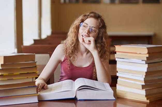 Retrato De Pensativa Soadora Joven Estudiante Sentada En La Sala De