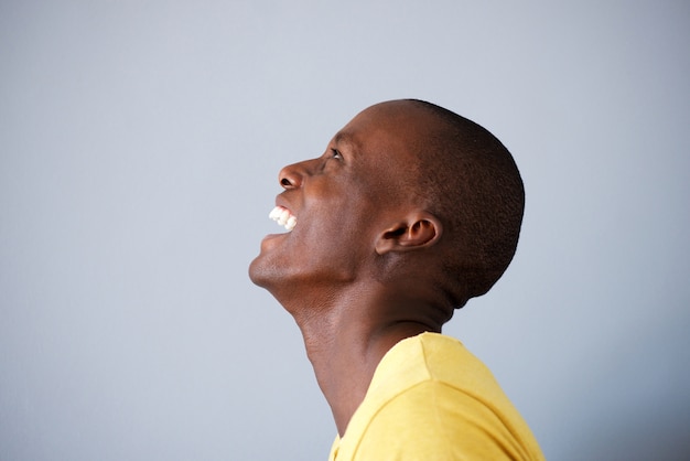 Retrato De Perfil De Hombre Feliz Riendo Y Mirando Hacia Arriba Foto Premium 