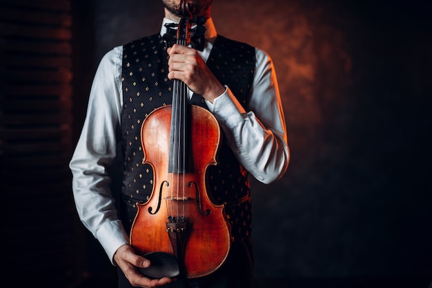 Retrato De Persona De Sexo Masculino Con Viol N De Madera Violinista Con Instrumento Musical