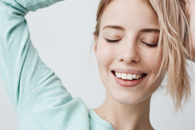 Retrato De Primer Plano De Una Hermosa Mujer Rubia Alegre Con Tiernas Características Poses 8512