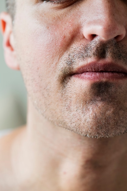 Retrato De Primer Plano De Hombre Blanco En La Boca Foto Gratis