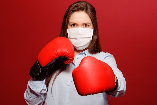 Retrato de primer plano de mujer joven en guantes de boxeo rojos ...