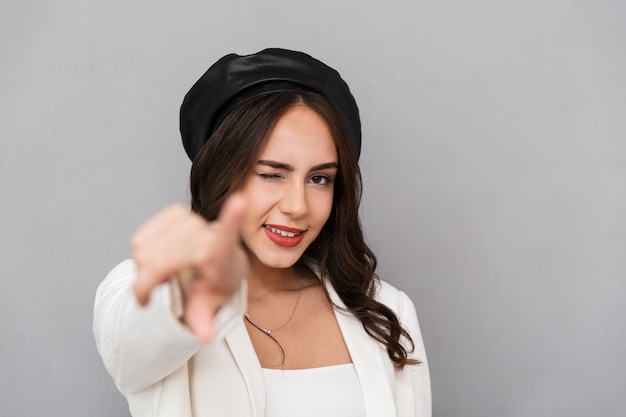 Retrato De Una Sonriente Joven Vistiendo Boina Que Se Encuentran