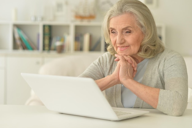 Retrato De Sonriente Mujer Mayor Usar La Computadora Port Til Foto Premium