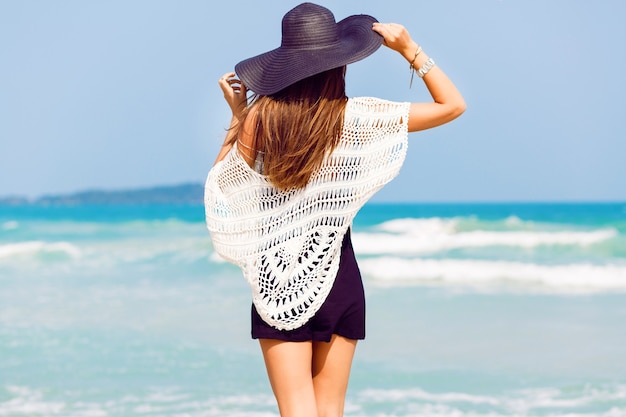 Retrato De Verano Al Aire Libre De Una Mujer Joven Y Bonita Mirando Al Océano En La Playa 2427