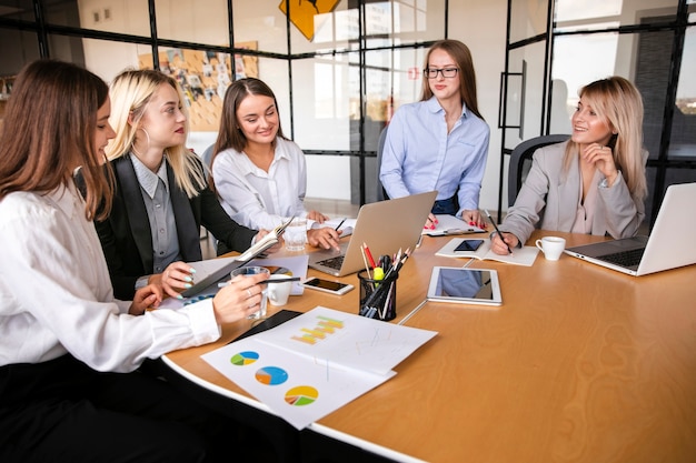 Reunión de negocios con el equipo de mujeres. | Foto Gratis