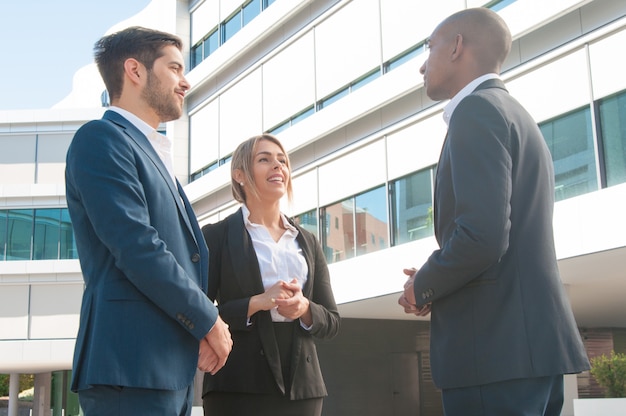Reunión de negocios del gerente de ventas y una pareja de clientes. Foto gratis