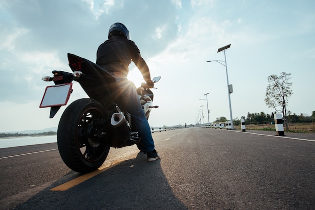 Rider moto en la carretera. divirti ndose conduciendo el 