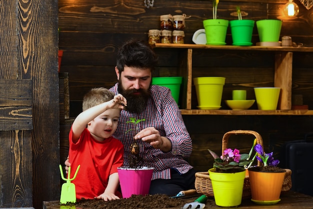 Riego Para El Cuidado De Las Flores Abonos Para Suelos Padre E Hijo