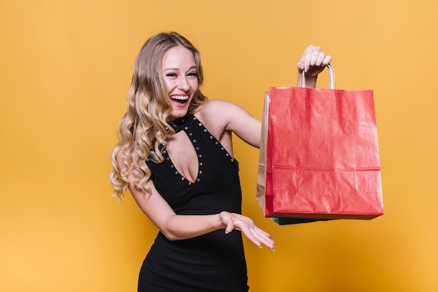 Riendo Feliz Mujer Mostrando Bolsas De Compras Foto Gratis 3285
