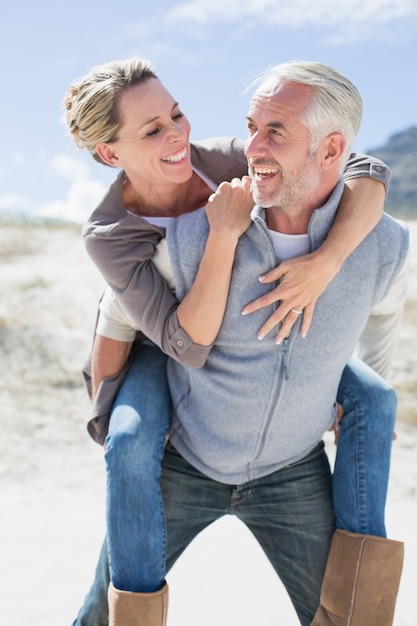 Riendo Pareja Sonriendo El Uno Al Otro En La Playa Foto Premium 1631