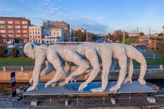 Riga letonia 10 de mayo de 2020 escultura del homo democraticus símbolo de las personas que