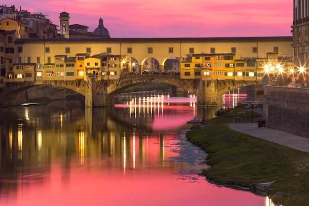 Río Arno Y El Famoso Puente Ponte Vecchio Al Atardecer Hermoso En Florencia Toscana Italia 0794