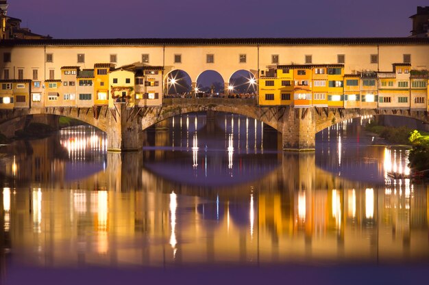 Río Arno Y El Famoso Puente Ponte Vecchio En La Noche En Florencia Toscana Italia Foto Premium 8761