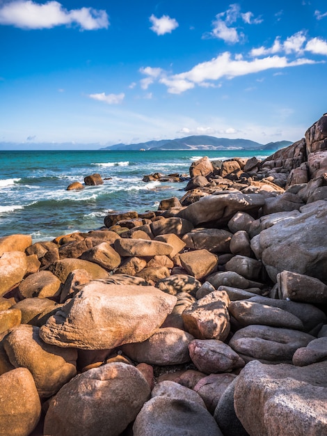 Rocas en la playa. isla en el océano | Foto Premium