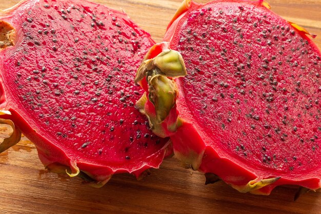 Rodajas De Fruta De Pitaya En Una Mesa De Madera Foto Premium