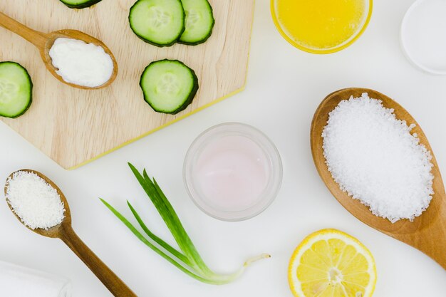 Rodajas de pepino con crema de belleza Foto gratis