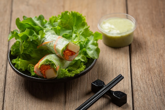 Rollos de ensalada de verduras frescas de palo de cangrejo de imitación