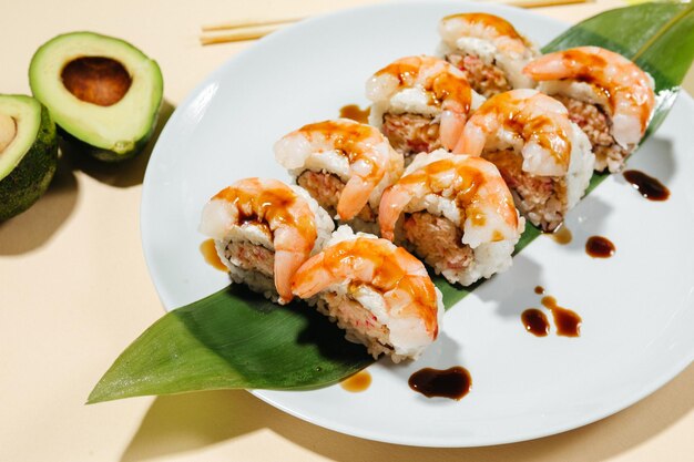 Rollos de sushi apaneses con anguila ahumada de camarones salmón y