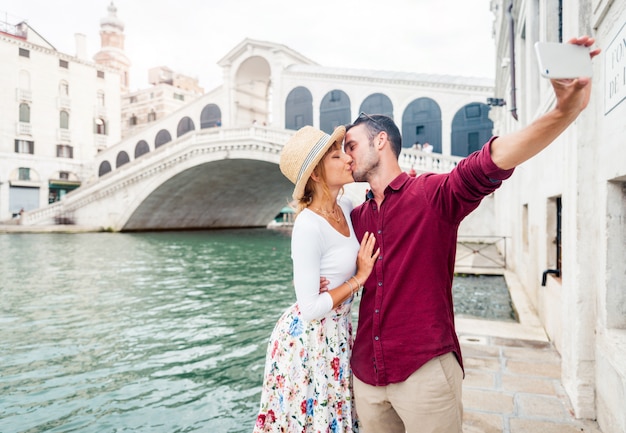 Romántica Pareja De Enamorados De Vacaciones En Venecia Italia Jóvenes Besándose Y Tomando Una 2472