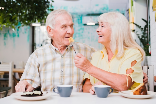 Romántica Pareja Senior Disfrutando El Postre En La Cafetería Foto Gratis 