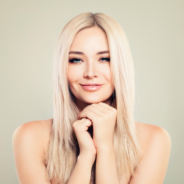 Rostro femenino perfecto. mujer hermosa modelo con piel sana y cabello ...