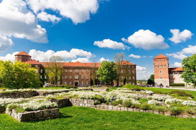 Ruinas En La Torre Del Castillo De Wawel Cracovia Polonia Ciudad Europea Con Edificios De Arquitectura Antigua Lugar Famoso Para Viajes Y Turismo Foto Premium