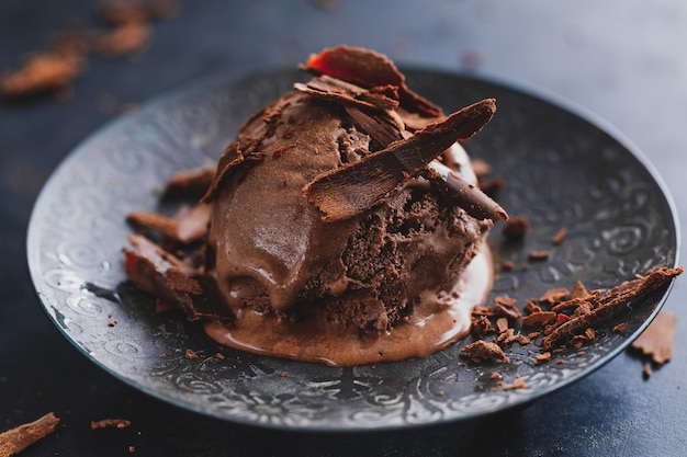 Sabroso Y Apetitoso Helado De Chocolate Con Trozos De Chocolate En Un