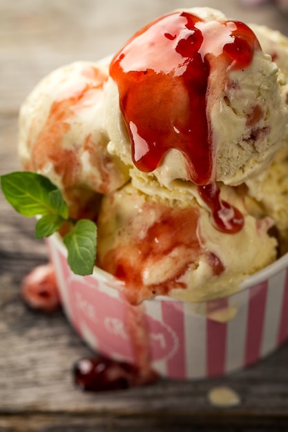 Sabroso Apetitoso Helado De Fresa De Vainilla Con Mermelada En Taza De