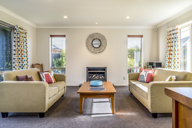 Sala de estar de un apartamento moderno con dos sofás idénticos uno frente al otro Foto gratis