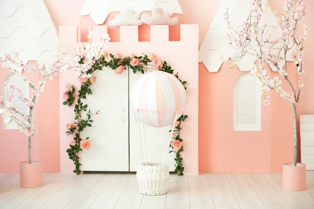 Sala De Juegos Con Carpa De Castillo Rosa Para Ninos Cuarto De Los Ninos Decoraciones Para Una Fiesta Infantil Una Habitacion Con Carpa Puerta Blanca Y Globo Jardin De Infancia Foto