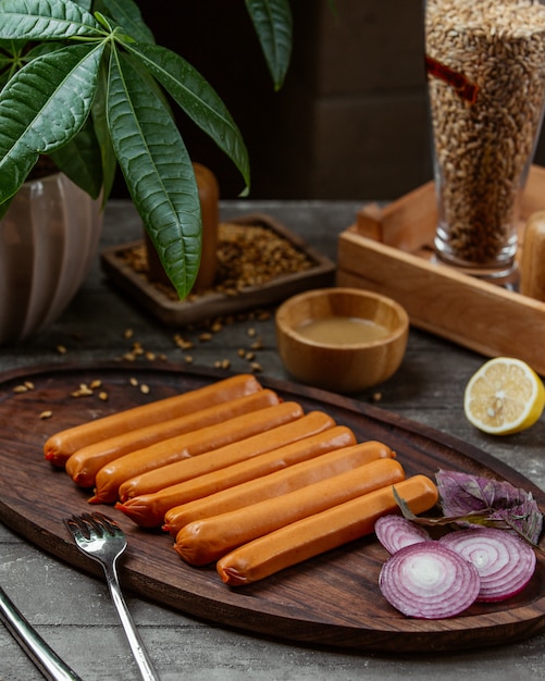 Salchichas Hervidas Adornadas Con Cebolla Roja Y Limón En Bandeja De ...