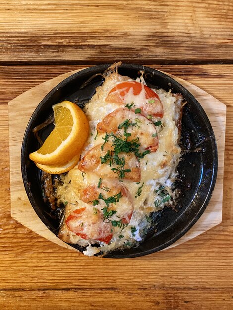 Salmón salvaje al horno con verduras y queso en una vista superior de