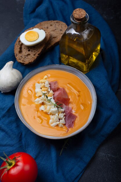 Salmorejo cordobes sopa de tomate española típica similar al gazpacho ...
