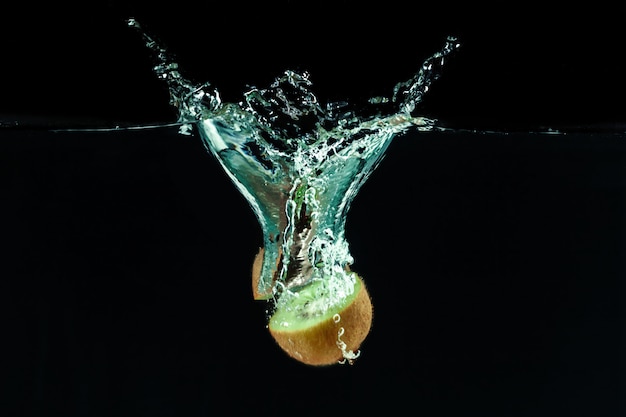 Salpicaduras de kiwi en el agua Foto Premium