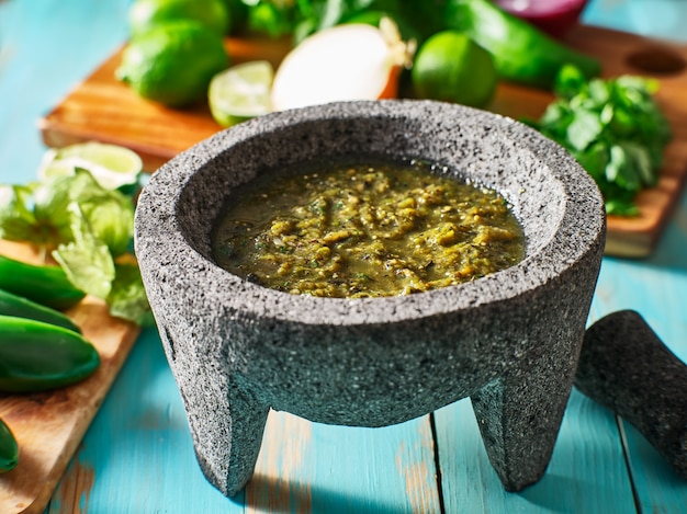 Salsa Verde Mexicana En Molcajete Tradicional De Piedra Foto Premium