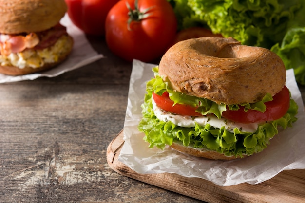 Sándwich de bagel vegetal con tomate, lechuga y queso mozzarella en ...