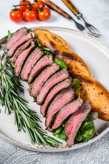 Sándwich de bife de costilla casero a la parrilla con rosbif en rodajas ...