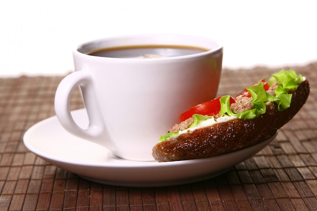 Sandwich fresco con vegetales frescos y café Foto gratis