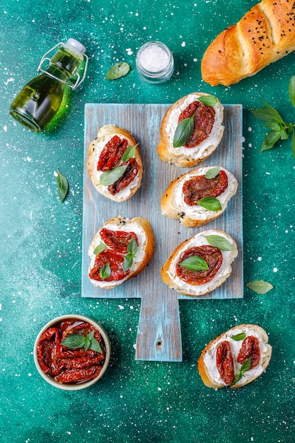 Sándwiches italianos: bruschetta con queso, tomates secos y albahaca