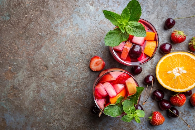 Sangría de vino tinto o ponche con frutas y hielo en vasos vista