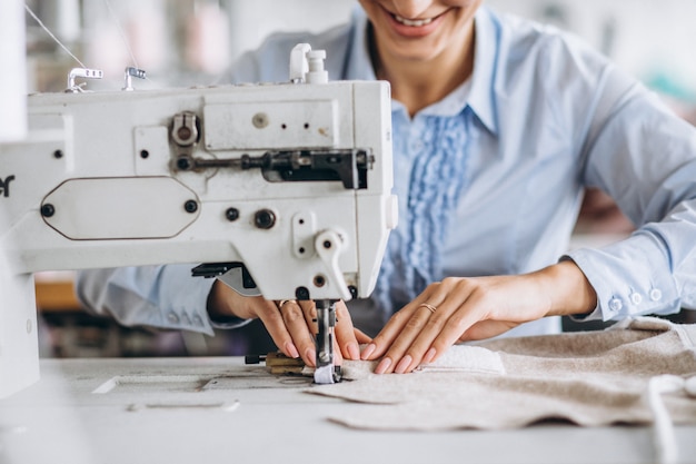 Sastre Mujer Trabajando En La Fábrica De Costura Foto Gratis 