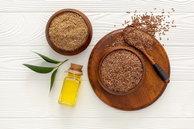 Semillas De Lino En Una Cuchara Y Recipiente Con Una Botella De Aceite