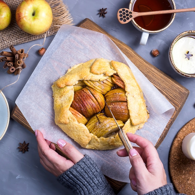 Sencillo horneado de otoño con manzanas y canela Foto Premium