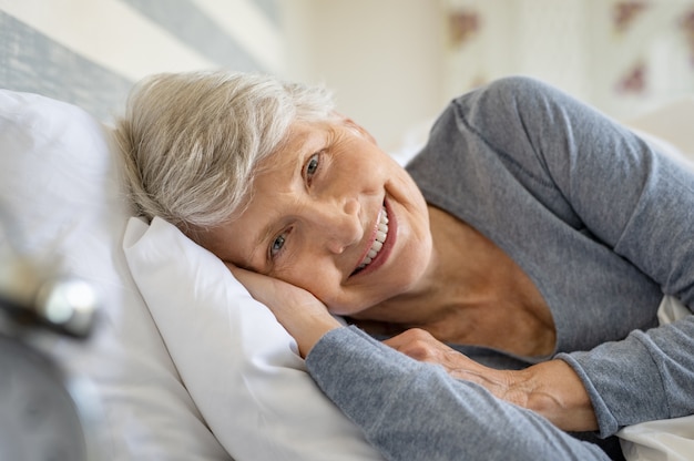 Senior Mujer Descansando En La Cama Foto Premium