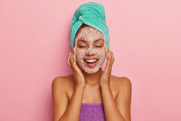 La Seorita Positiva Masajea La Cara Con Un Exfoliante Especial Reduce