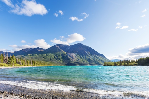 Serena escena junto al lago de montaña en canadá con el reflejo de las