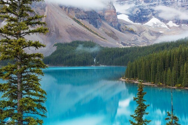 Serena escena junto al lago de montaña en canadá con el reflejo de las